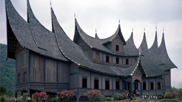 Menyelami Sejarah dan Arsitektur Istana Agung Pagaruyuang